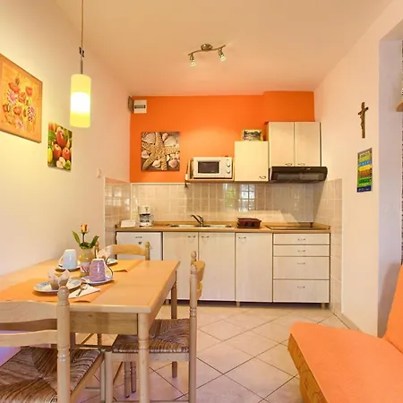 Elegant Krk Hideaway With Terrace קרק